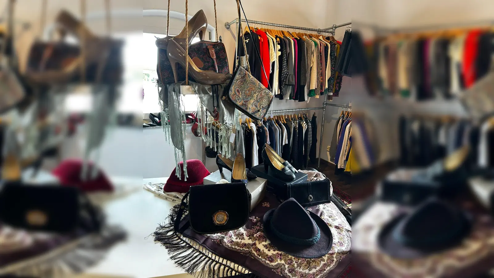 Auch Trachtenmode gibt es derzeit im Allerlei in Aying zu finden. (Foto: Welz)