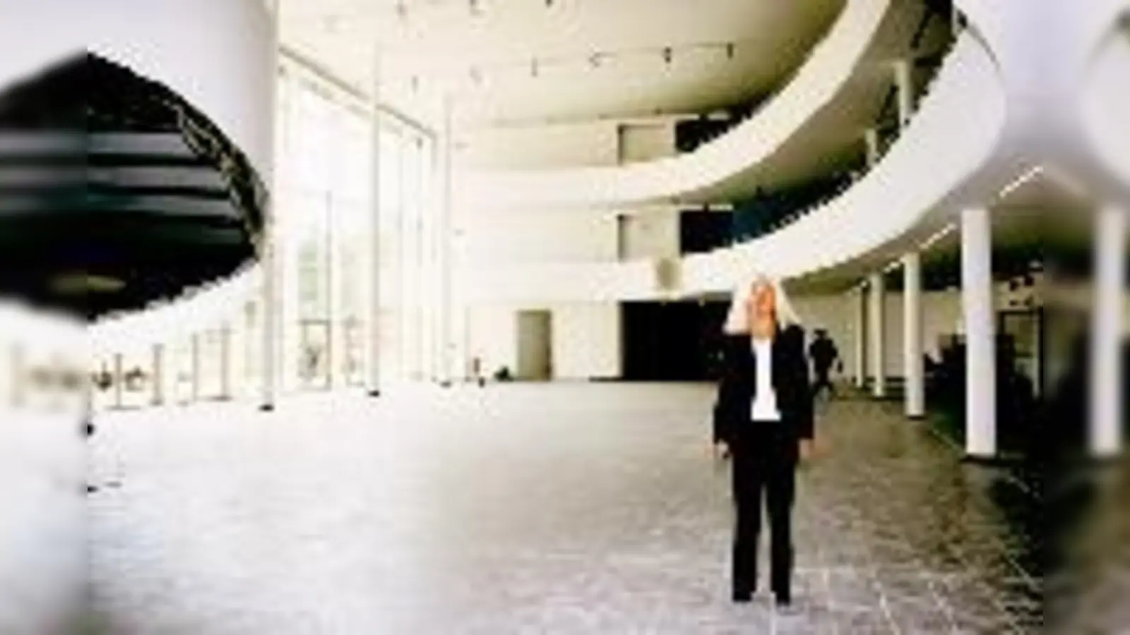 Die Direktorin des neuen Gymnasiums in Kirchseeon, Gabriele Söllheim, ist besonders stolz auf die moderne Aula der Einrichtung.  (Foto: Tränkel)