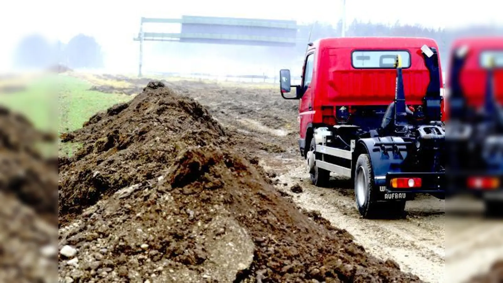 Die Arbeiten zum lang ersehnten Lärmschutzwall für die Gemeinde Brunnthal laufen. Ein neues Lärmschutzgutachten lehnt die Gemeinde ab. 	 (Foto: Schunk)