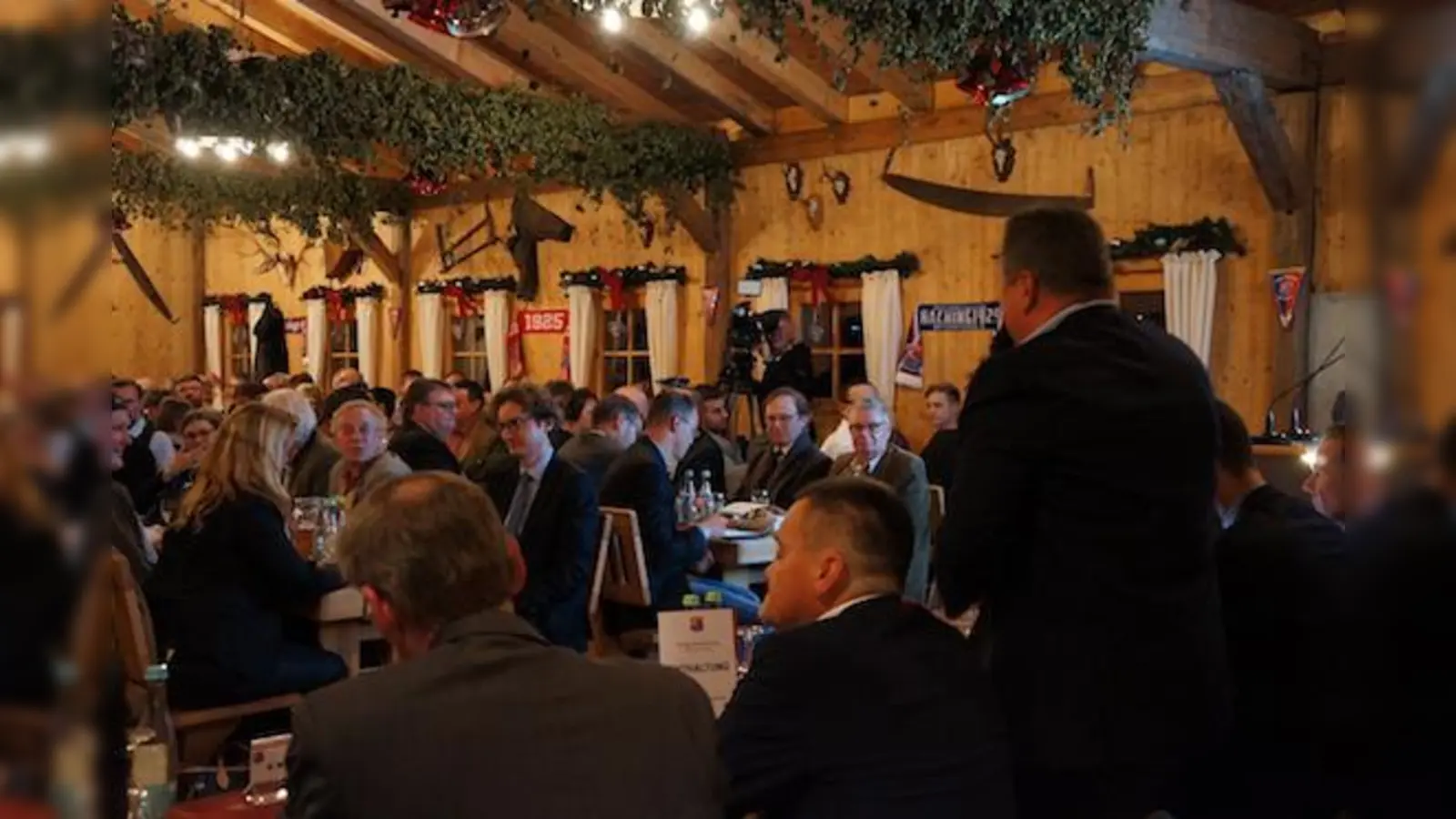 Vizepräsident Peter Wagstyl (stehend) fordert die Mitglieder zur Abstimmung auf, die dann ganz im Sinne des Präsidiums ausfiel.  (Foto: hw)
