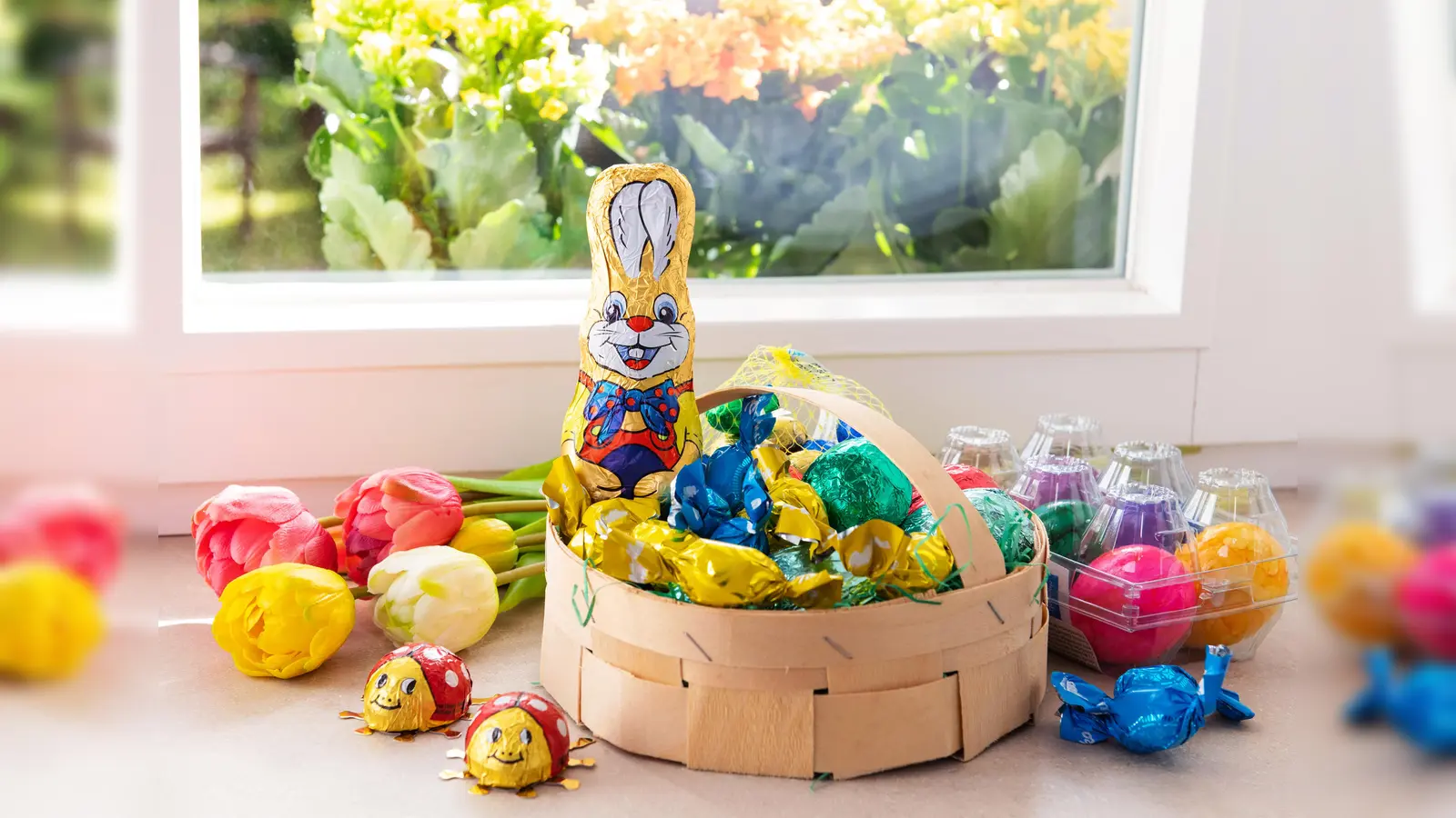 Auch der Osterhase freut sich, wenn Abfälle getrennt und Verpackungen recycelt werden. (Foto: „Mülltrennung wirkt“ / Marcella Merk)