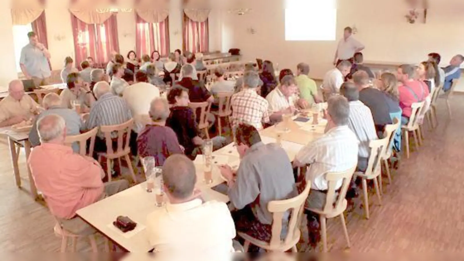 Volles Haus bei der Gründungsversammlung der Bürgerinitiative »Nordumfahrung  die vernünftigere Alternative«. 50 Personen kamen, etwa doppelt so viele wie erwartet.	 (Foto: sy)