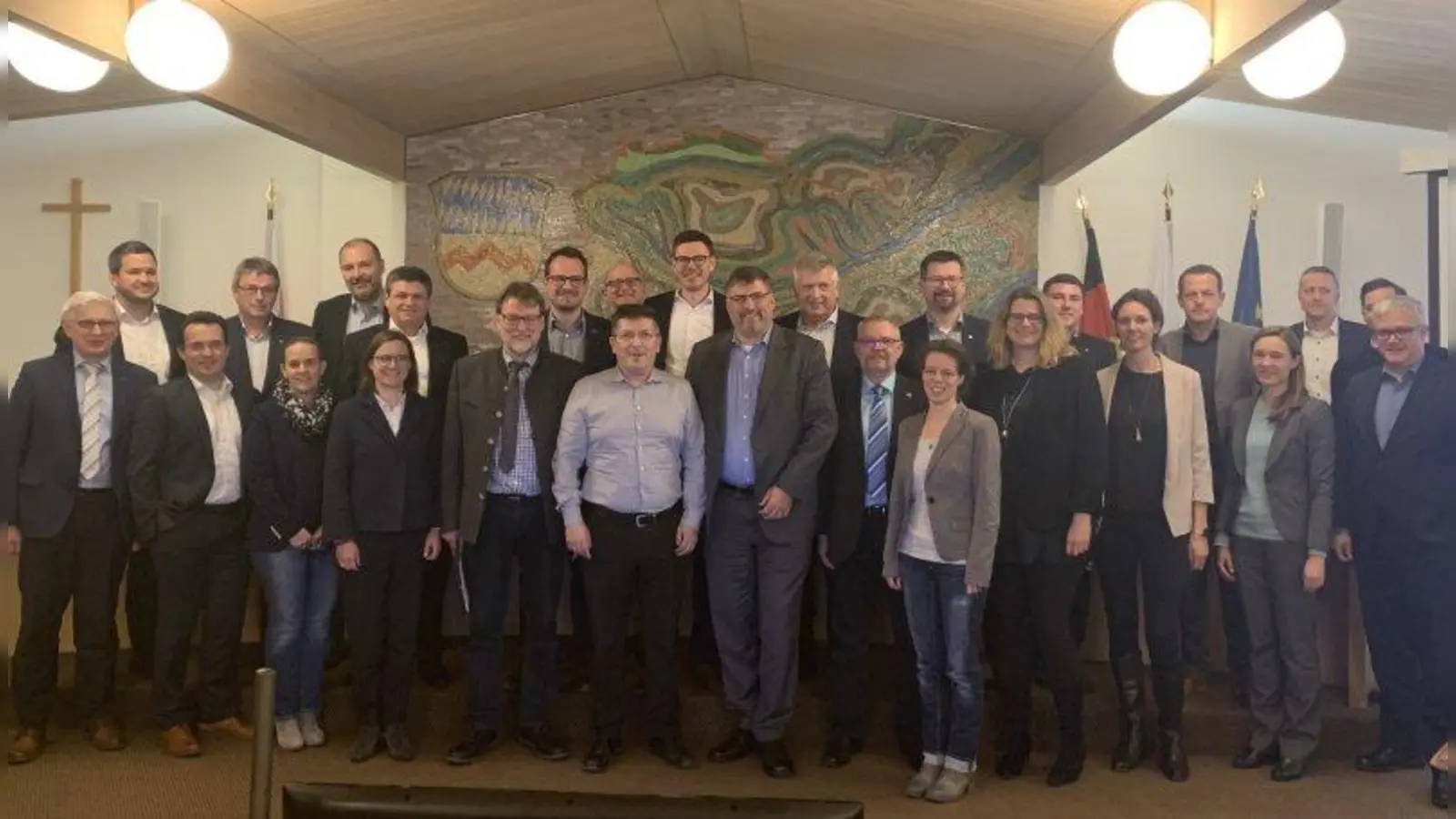 Verkehrsprobleme lösen: Rund 40 hochrangige Unternehmens- und Betriebsratsvertreter haben sich gemeinsam mit Vertretern der umliegenden Landkreise, der Europäischen Metropolregion München sowie des Staatsministeriums für Wohnen, Bau und Verkehr im Landratsamt Dachau getroffen. (Foto: LRA Dachau)