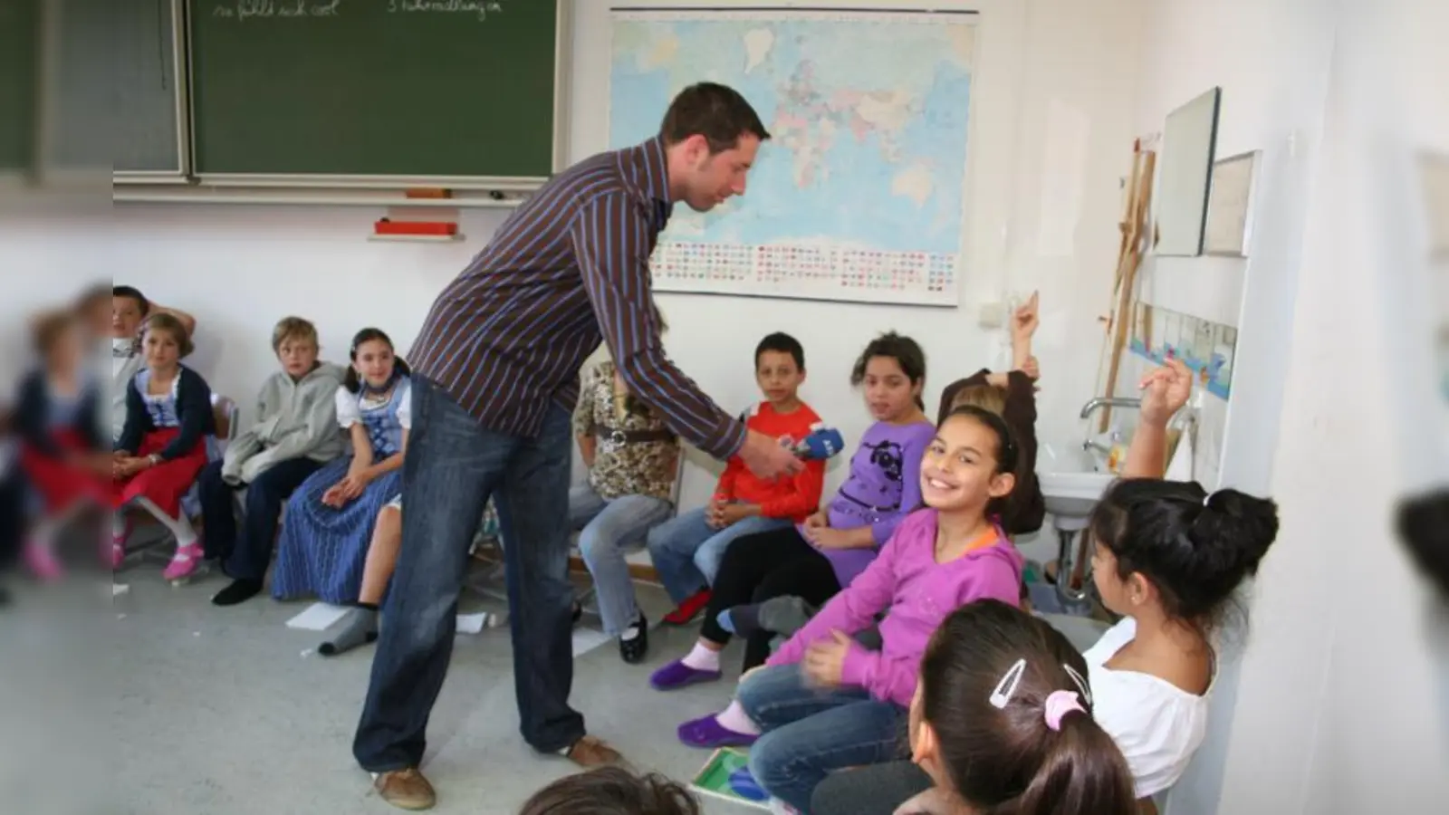 Daniel Pokraka, Nachrichten-Redakteur beim BR wollte von der Klasse 4 c viel über das Oktoberfest wissen, um daraus Nachrichten für Kinder zu gestalten. (Foto: tg)