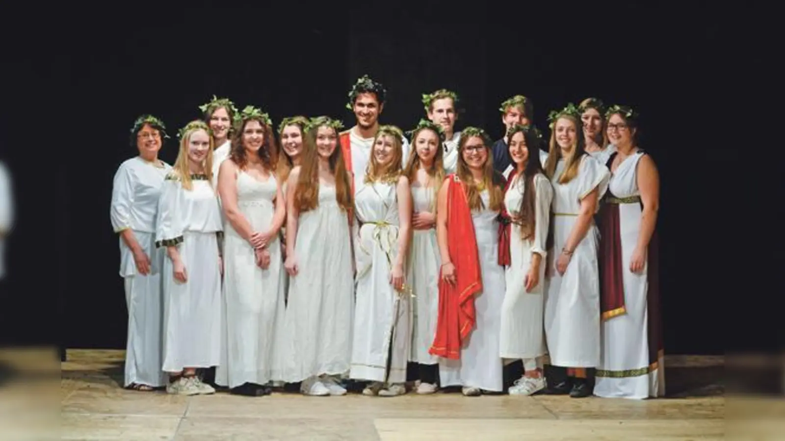Die Schüler des P-Seminars des Gymnasiums in Dorfen haben zugunsten der Kinderkrebshilfe ein römisches Buffet für ihre Mitschüler gezaubert.                                                         (Foto: Privat)