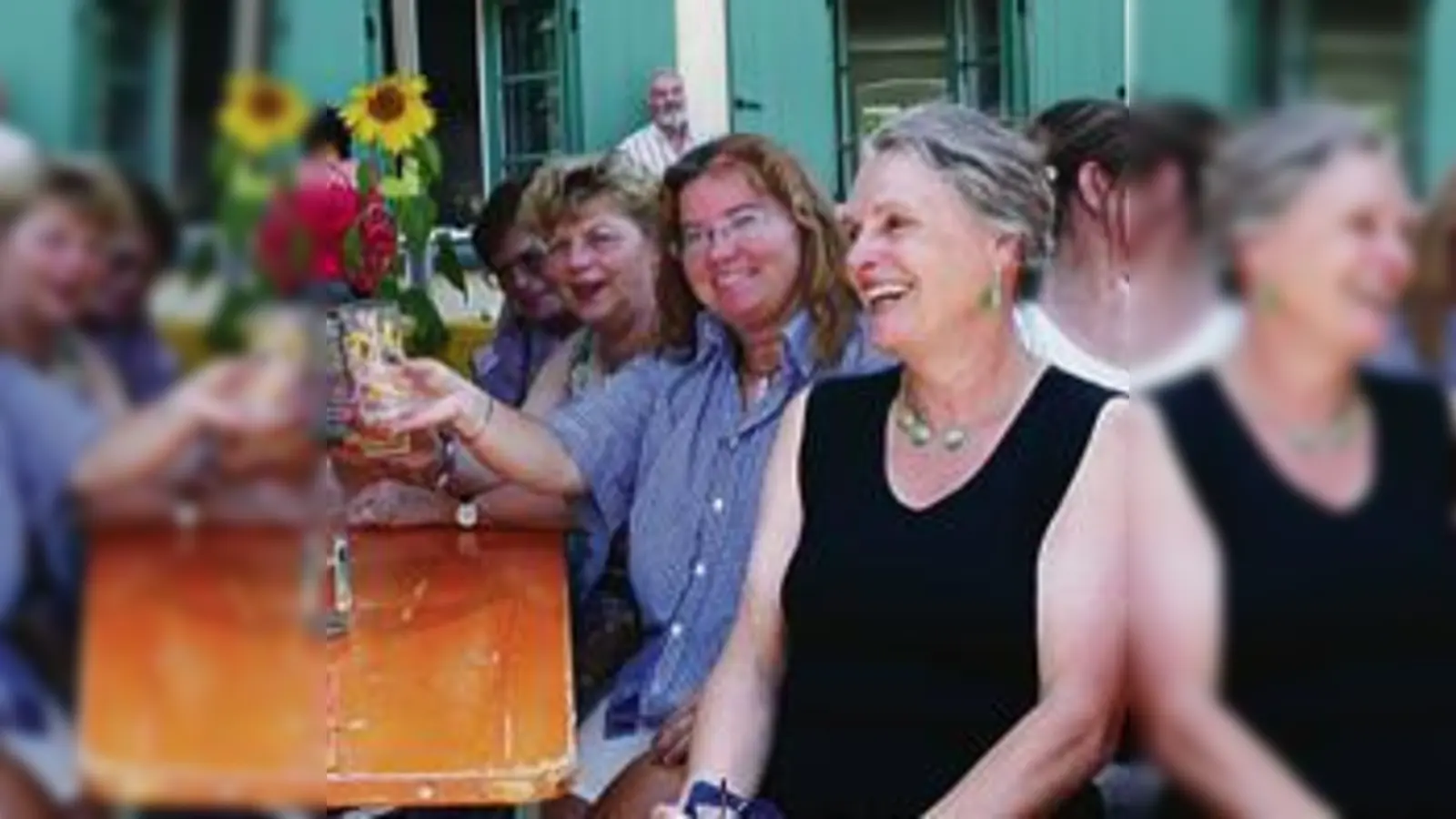 Auf ein gelungenes Fest: Stadträtin Diana Stachowitz, OEZ-Centermanager Dieter Hofmann (v. li.), Jutta Brandl-Hammer, Hiltraut Pusch-Zilker (»Linie 1«), Karin Feige, Johanna Salzhuber (BA-Vorsitzende, v. re.) und Gäste stoßen an. (Foto: cr)