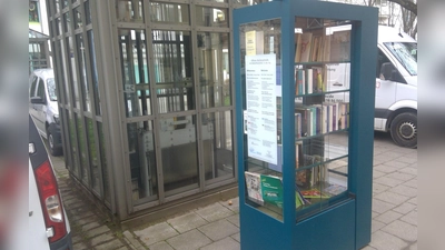 Seit kurzem zugänglich: der offene Bücherschrank vor dem ASZ Untergiesing am Kolumbusplatz. (Foto: bas)