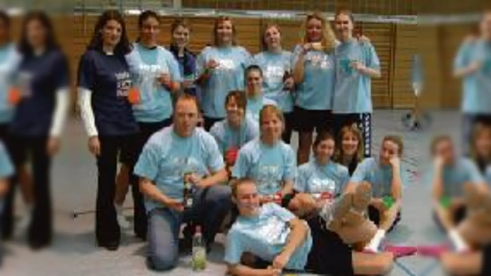 Hoch die Tassen! Die Handballerinnen des TSV Trudering feiern ihren Aufstieg.	 (Foto: Verein)
