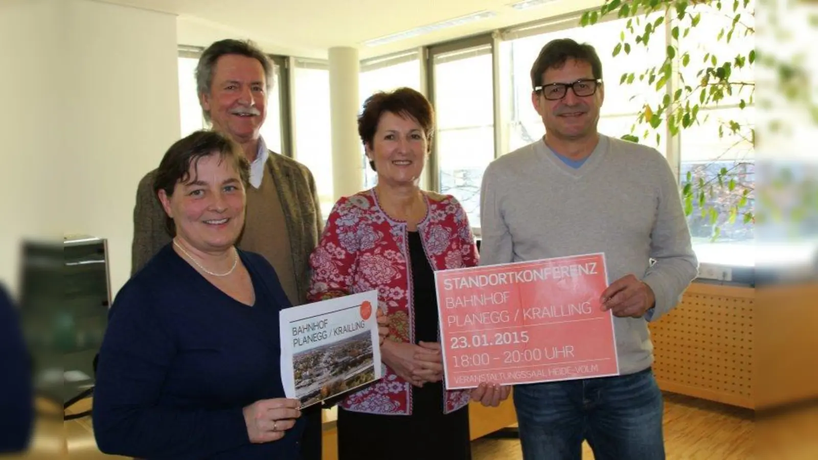 „Wir stehen in den Startlöchern.“ Planegg und Krailling laden zur Infoveranstaltung für den Umbau  Bahnhofsgelände am 23. Januar ein. V.l. Ursula Janson vom Bauamt und Bürgermeister Heinrich Hofmann aus Planegg sowie Amtskollegin Christine Borst und Bauamtsleiter Helmut Mayer aus Krailling (v.l.) (Foto: us)