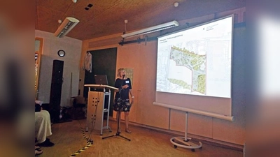 Gabriella Zaharias erläutert die Pläne ihres Landschaftsarchitekturbüros den Bogenhausern. Der 5,2 Hektar große Park soll ab Oktober gebaut werden.	 (Foto: ahi)