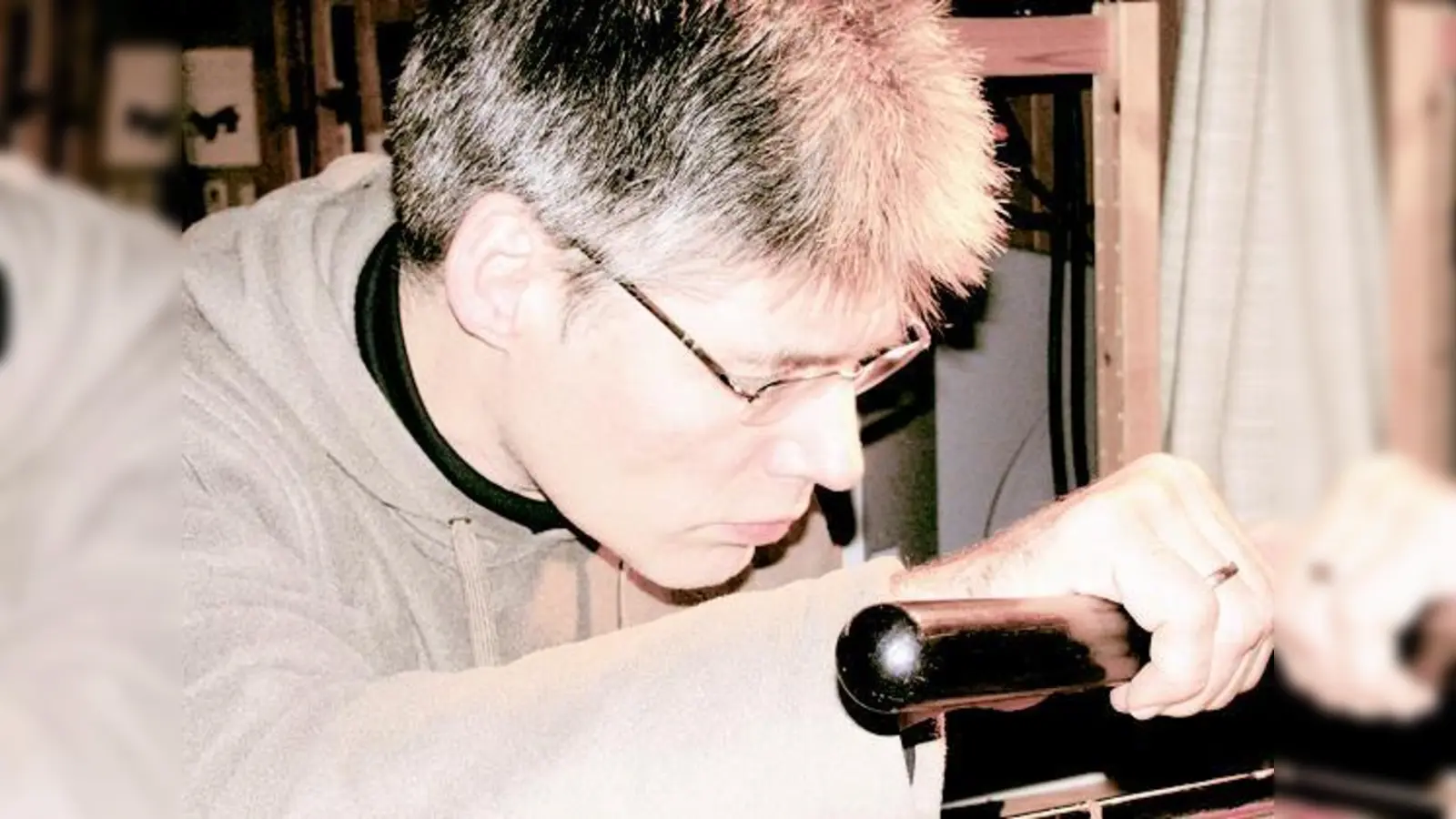 Der Klavierbauer Arno Stocker hat ganze Arbeit geleistet. Am 25. April wird der Flügel bei einem ganz besonderen Konzert eingeweiht.   (Foto: Veranstalter)