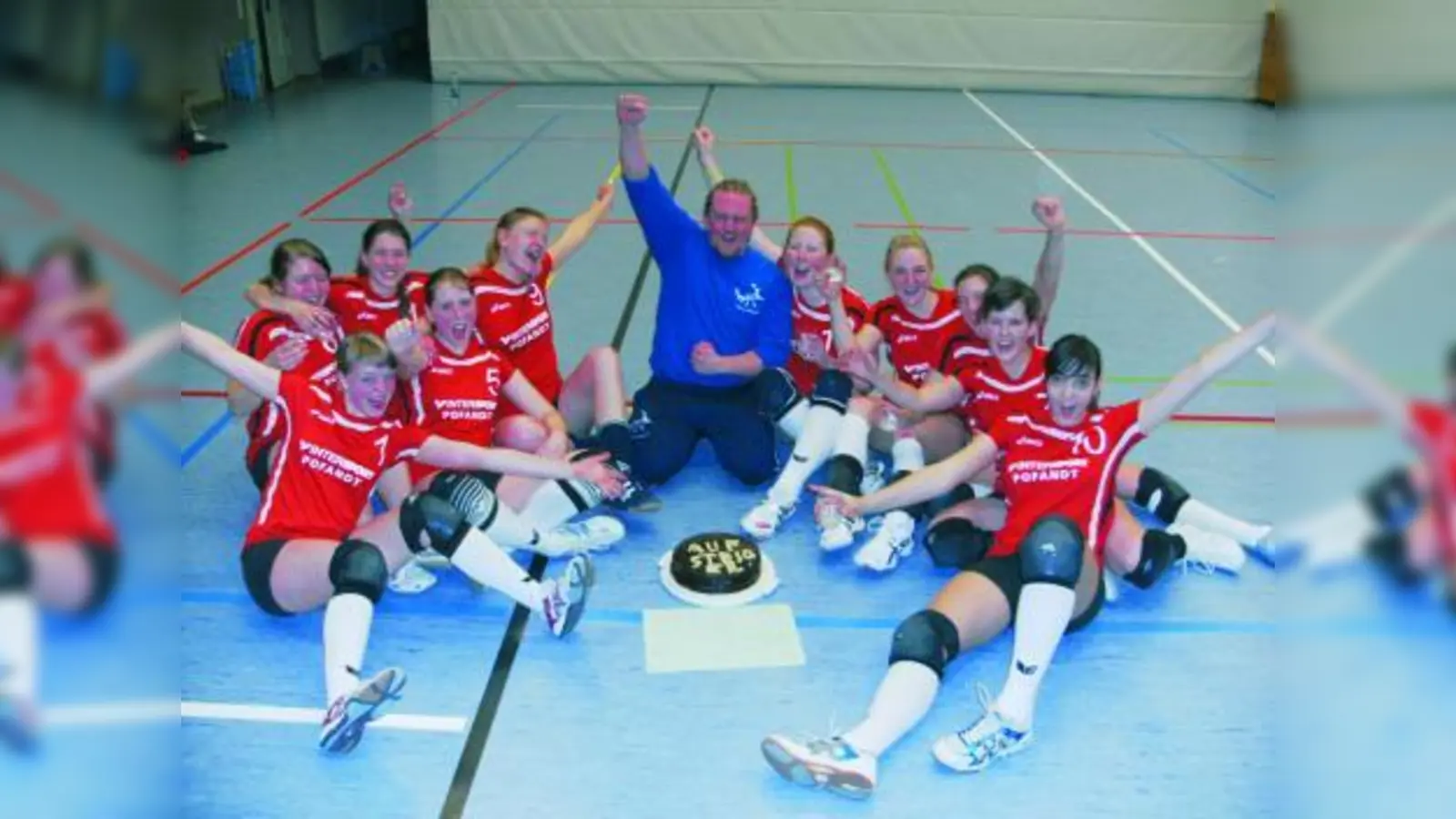 Die erfolgreichen Volleyballerinnen aus Grermering (v.l.): Monika Marincic, Stefanie Bartel, hintere Dreierreihe: Bettina Chocholaty, Nicole Brazerol, Petra Frommer, Trainer Dali Durbek, Stefanie Fröstl, Miriam Pfab, Jessica Brazerol, Andrea Härel und Sophie Mathiesen. Es fehlen: Coline Kuche, Lucie Graeb und Susanne Artus. (Foto: pi)