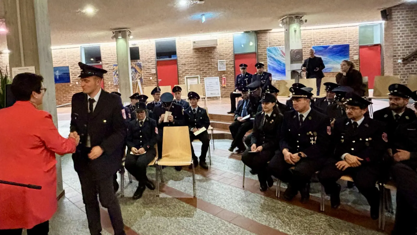 Bürgermeisterin Brigitte Kössinger verlieh die Ehrennadel für Fluthelfer an insgesamt 60 Kameraden der Gautinger und Unterbrunner Feuerwehr. (Foto: Ulrike Seiffert)