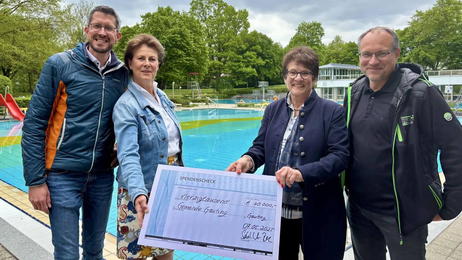 Mit einer Spende von 40.000 Euro und freiwilliger Arbeit im Bad unterstützte der Förderverein die Gemeinde. Bei der Scheckübergabe waren Sebastian Worm-Paradik, Antje Feser, Bürgermeisterin Brigitte Kössinger und Robert Kolb (v.l.). (Foto: Ulrike Seiffert)