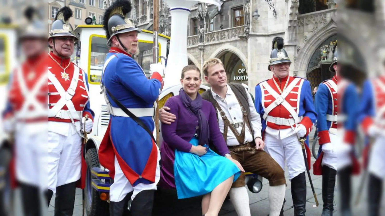 Am 11.11. wurde das neue Prinzenpaar der Würmesia der Öffentlichkeit vorgestellt: Prinzessin Phyllis I. und Prinz Robert II. zwischen der historischen Stadtwache. (Foto: pi)