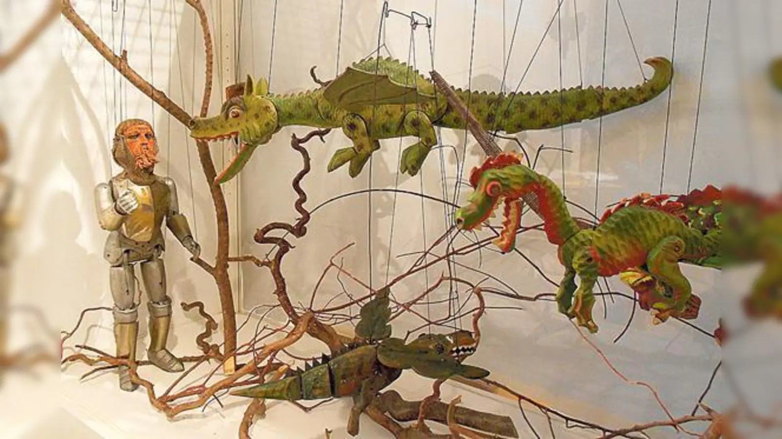Auch Drachen und Ritter können an Fäden hängen. Zu sehen sind über 100 Marionetten.	 (Foto: Schlossmuseum Ismaning)
