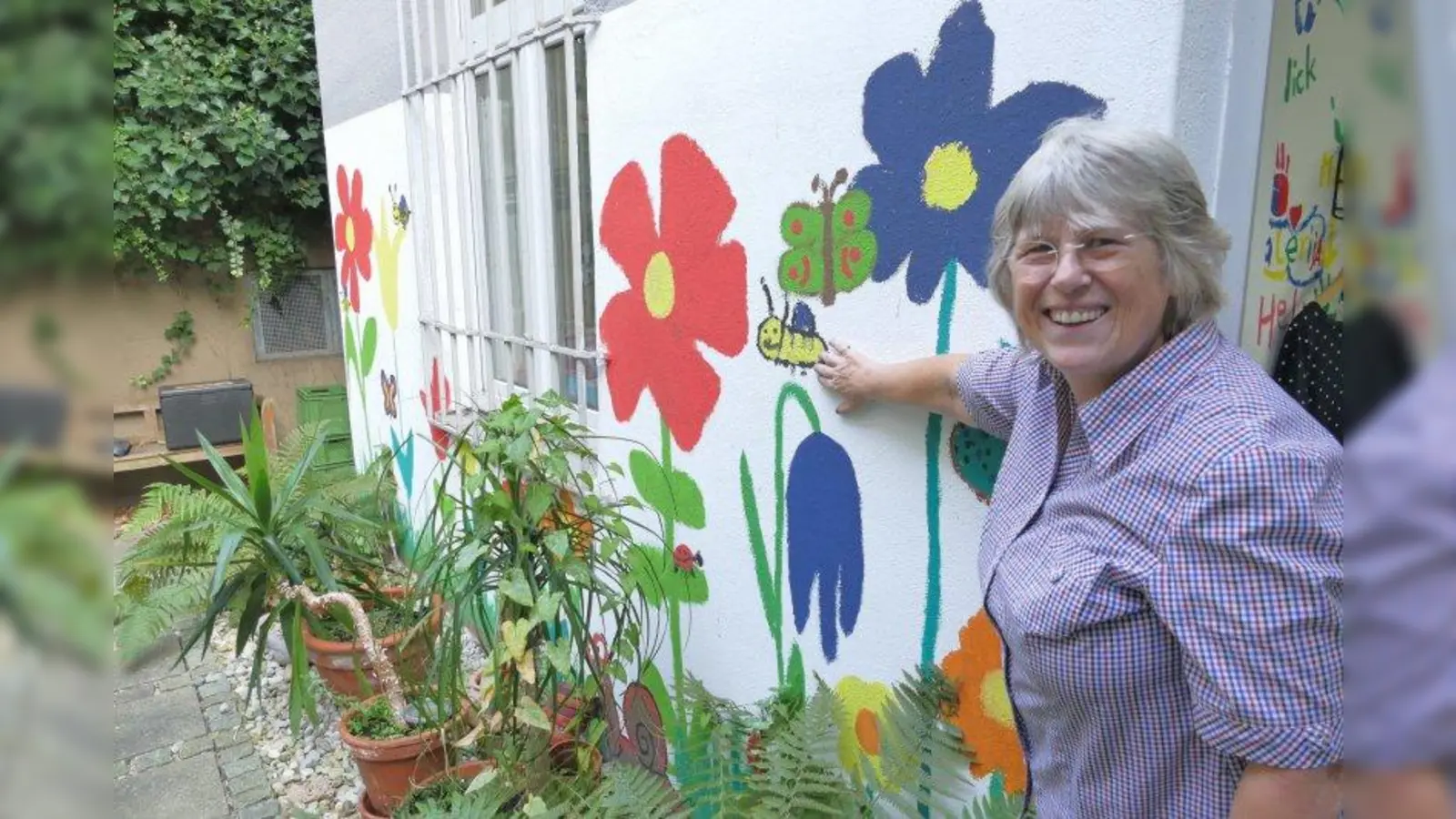 Die Wandbilder im Hinterhof der Tulbeckstraße 50 sind von Kindern gestaltet. Renate Lux hat die jungen Künstler angeleitet. Drinnen, in der ehemaligen Wurstküche einer Metzgerei, ist heute die Kreativwerkstatt des Vereins Generationengerechtes Wohnen. (Foto: ds)