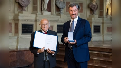 Ministerpräsident Dr. Markus Söder überreichte in der Münchener Residenz den Bayerischen Verdienstorden an Dr. Sixtus Lampl.  (Foto: Bayerische Staatskanzlei)