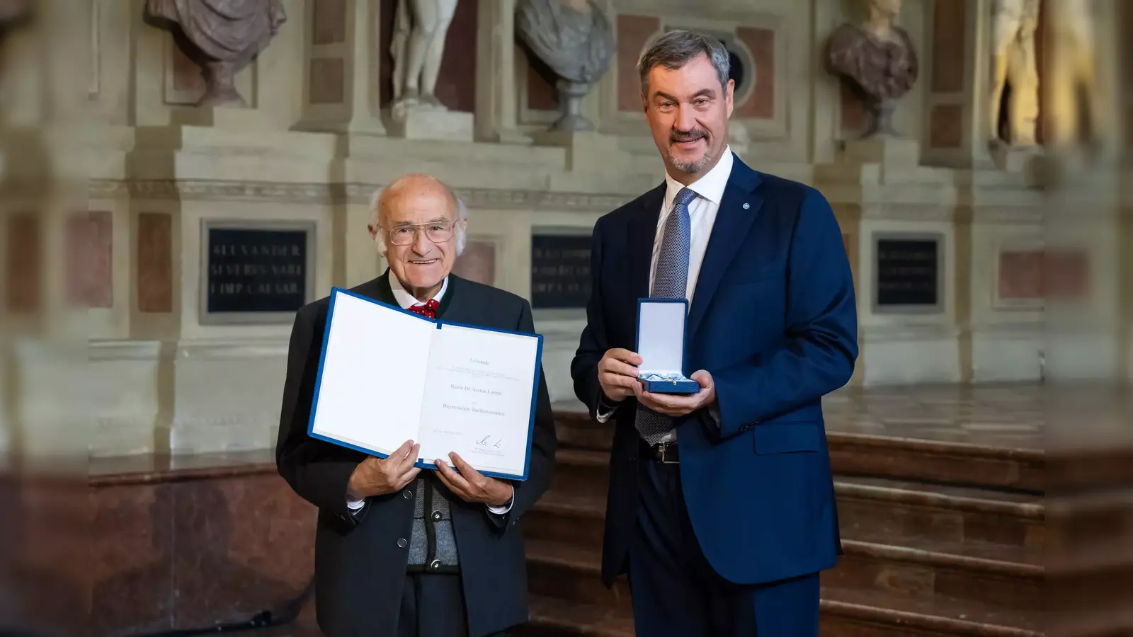 Ministerpräsident Dr. Markus Söder überreichte in der Münchener Residenz den Bayerischen Verdienstorden an Dr. Sixtus Lampl.  (Foto: Bayerische Staatskanzlei)