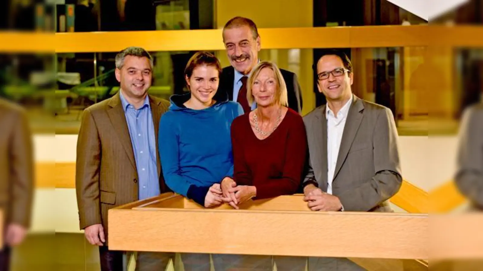 Der neugewählte Vorstand des Freundeskreises  (Foto: Peter Haupfauer, Isabella Jaross, Sabine Schiefelbein-Jaross und  Bernard Maidment (v.l.) mit dem stellvertretenden Direktor  Helmut Birkner (hinten).")