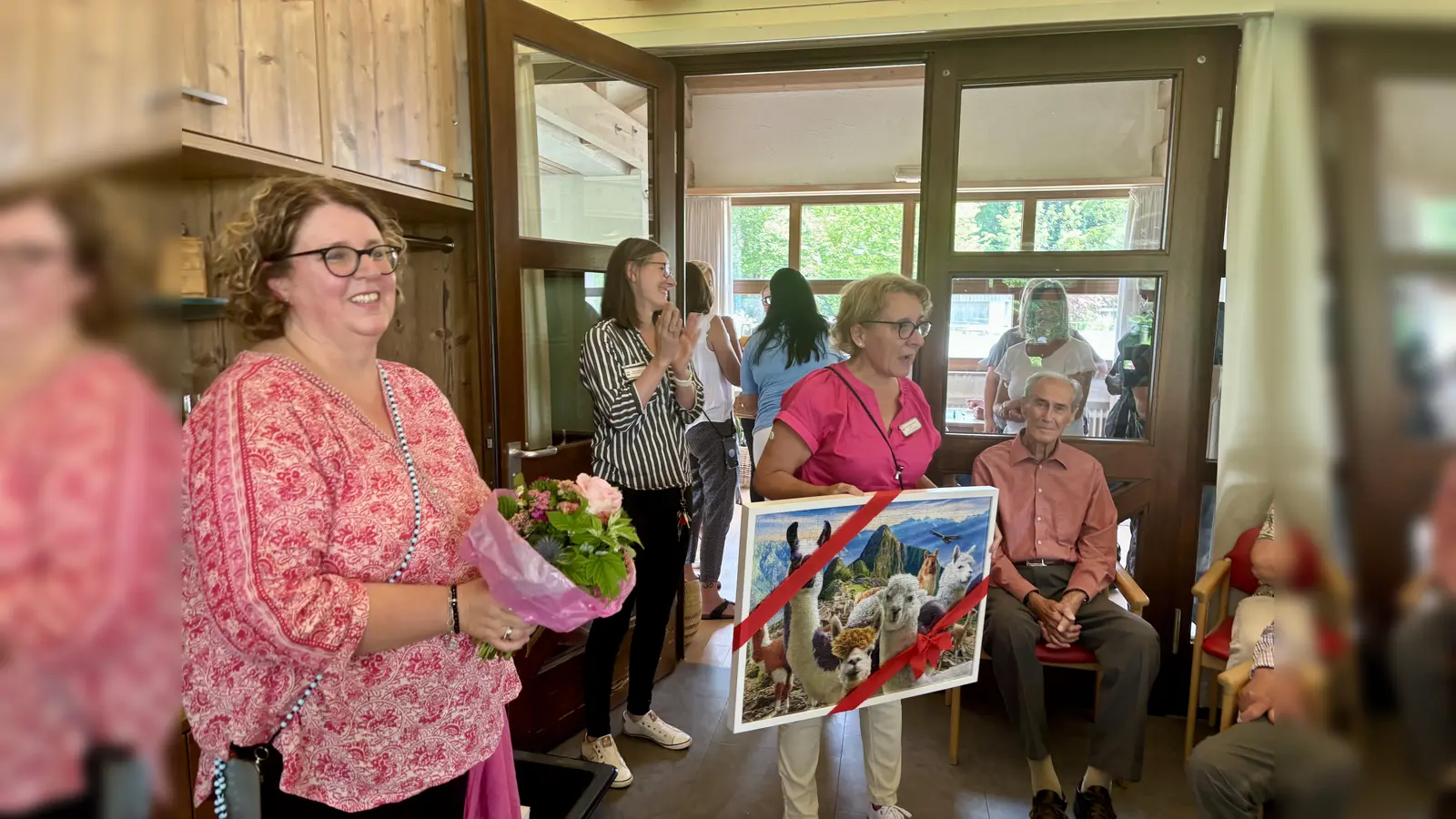 Freuten sich über die Eröffnung der Ausstellung (von links): Leiterin Diana Sturzenhecker und Durdica Stjepanovic (Leiterin Soziale Begleitung). (Foto: Ulrike Seiffert)