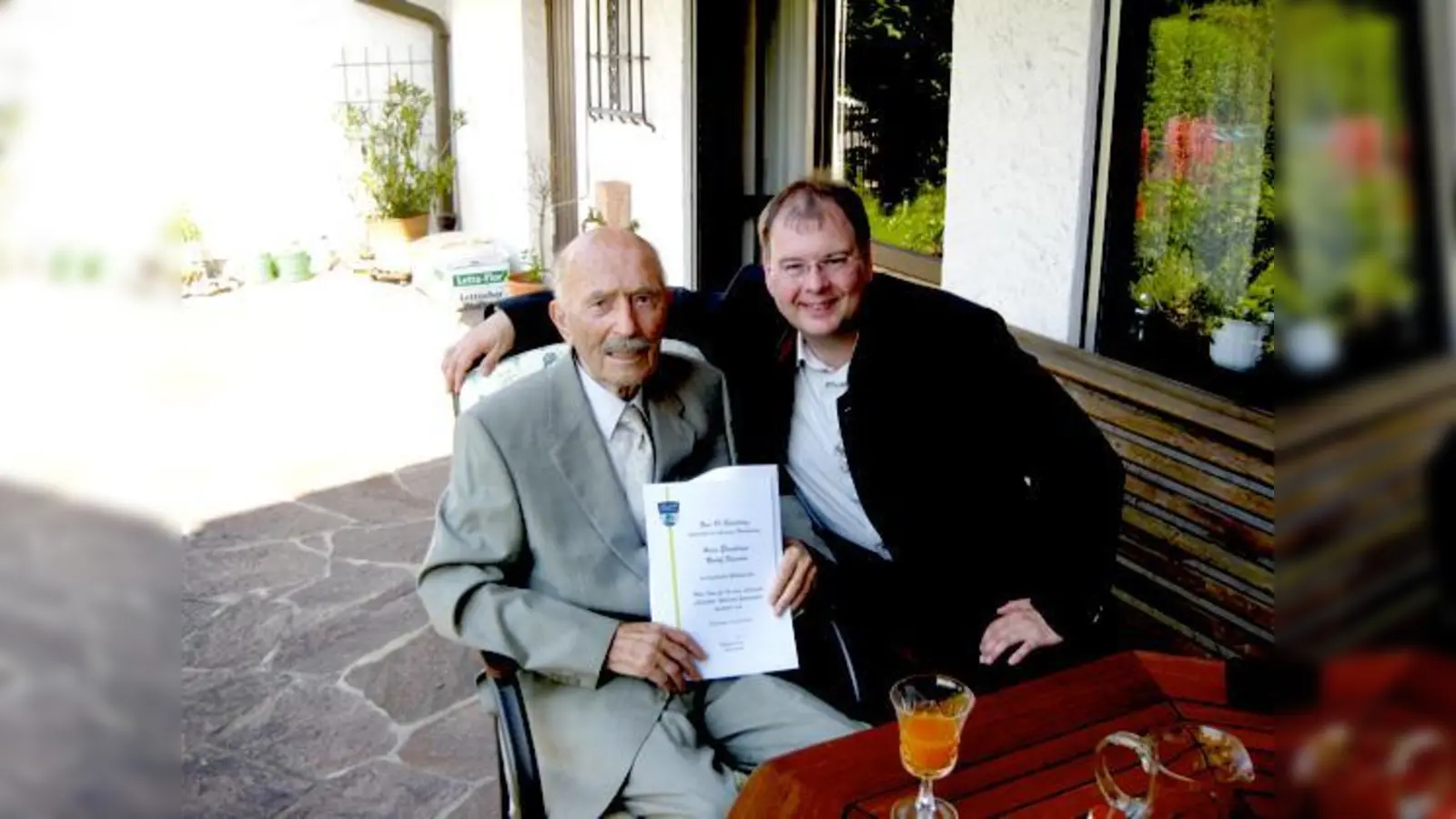 So kannten und so liebten ihn die  (Foto: Rudolf Felzmann empfing an seinem 95. Geburtstag Bürgermeister Wolfgang Panzer, der ihm die besten Grüße der Gemeinde  überbrachte.)