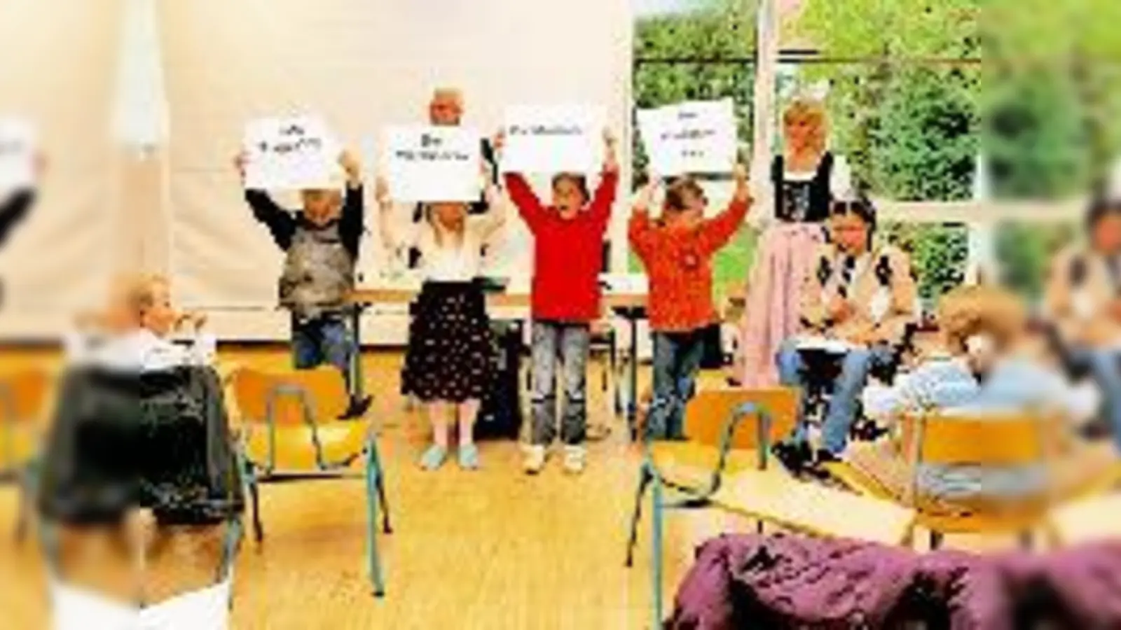 Bettina Endriss (re.) erklärt kurz das Wesentliche, Bürgermeister Helmut Dworzak und seine Stellvertreterin Gabriele Müller stehen als »Professoren« in den Startlöchern.  (Foto: Rammelsberger)
