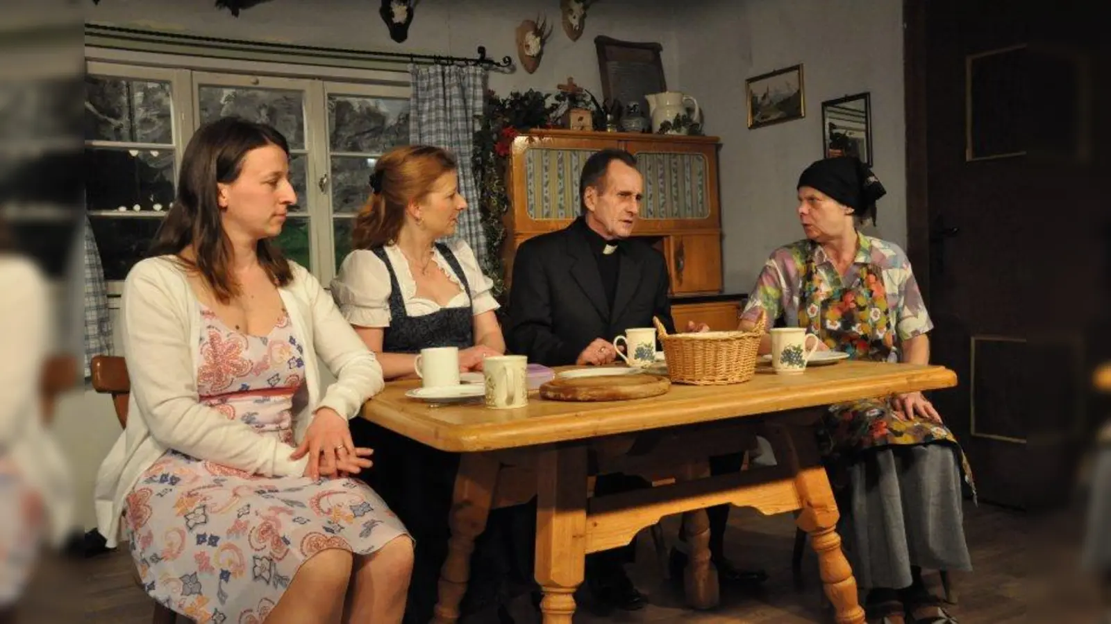 Vieles gibt es zu bereden, ehe klar ist, wer ehelichen wird. (Foto: Theater)