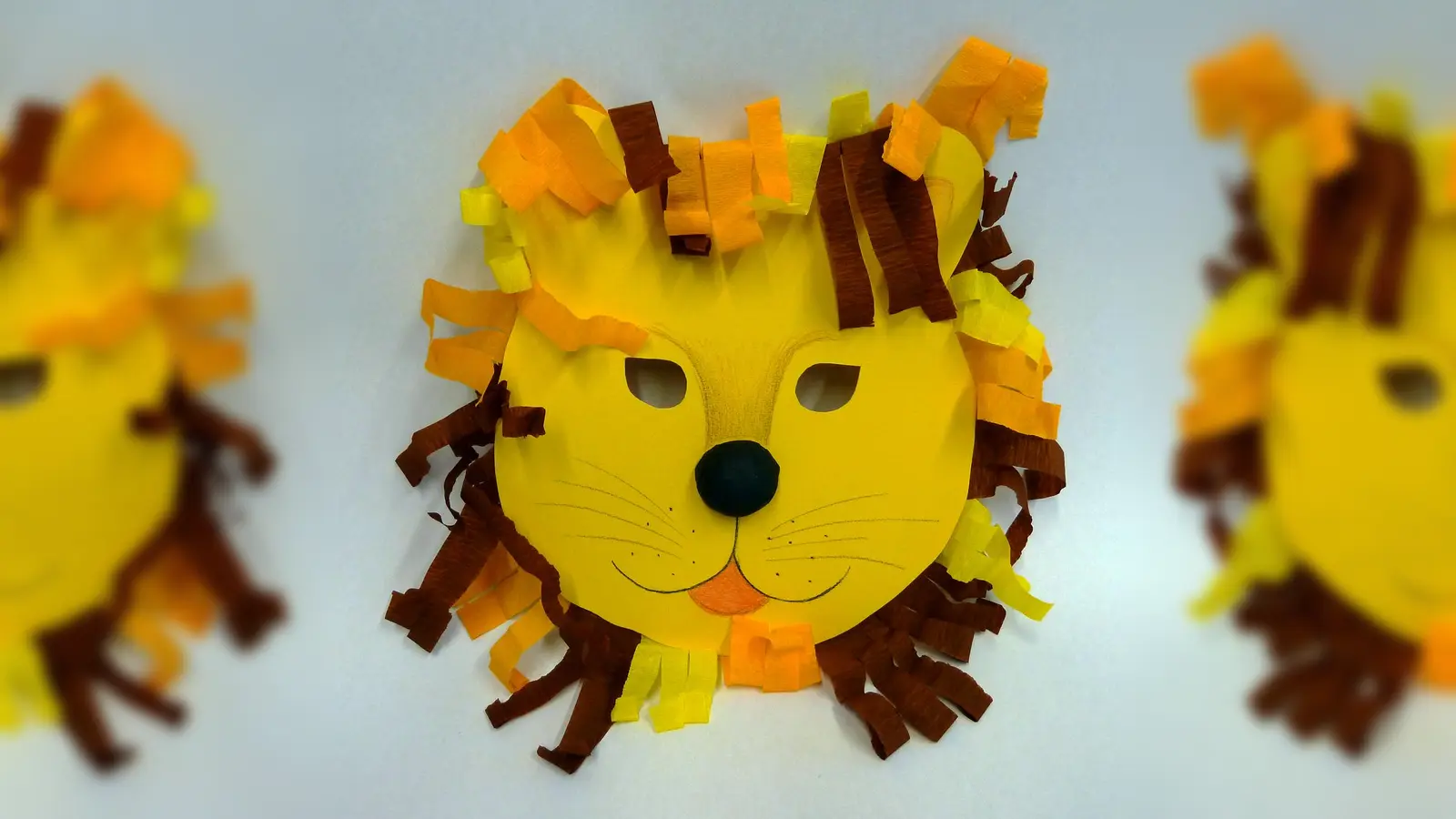 Faschingsmaskenbasteleien im Dschungelpalast in der Südpolstation. (Foto: VA)