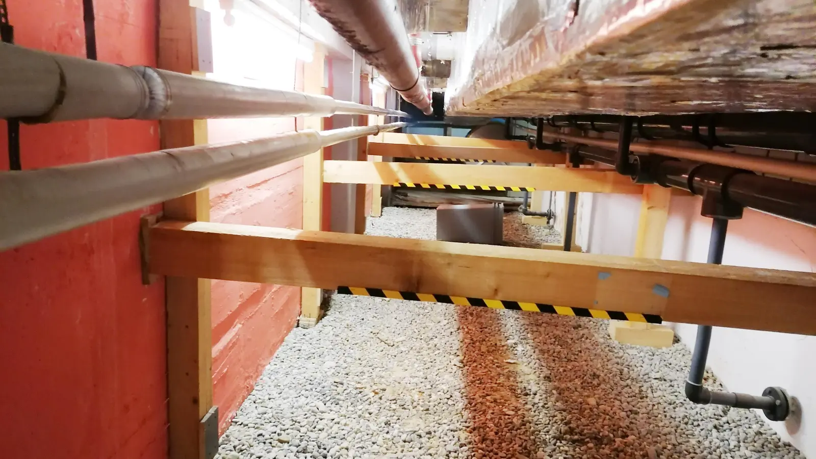 Im Untergeschoss muss das Schwimmbecken (linke Wand) mit Holzbalken abgestützt werden. (Foto: job)