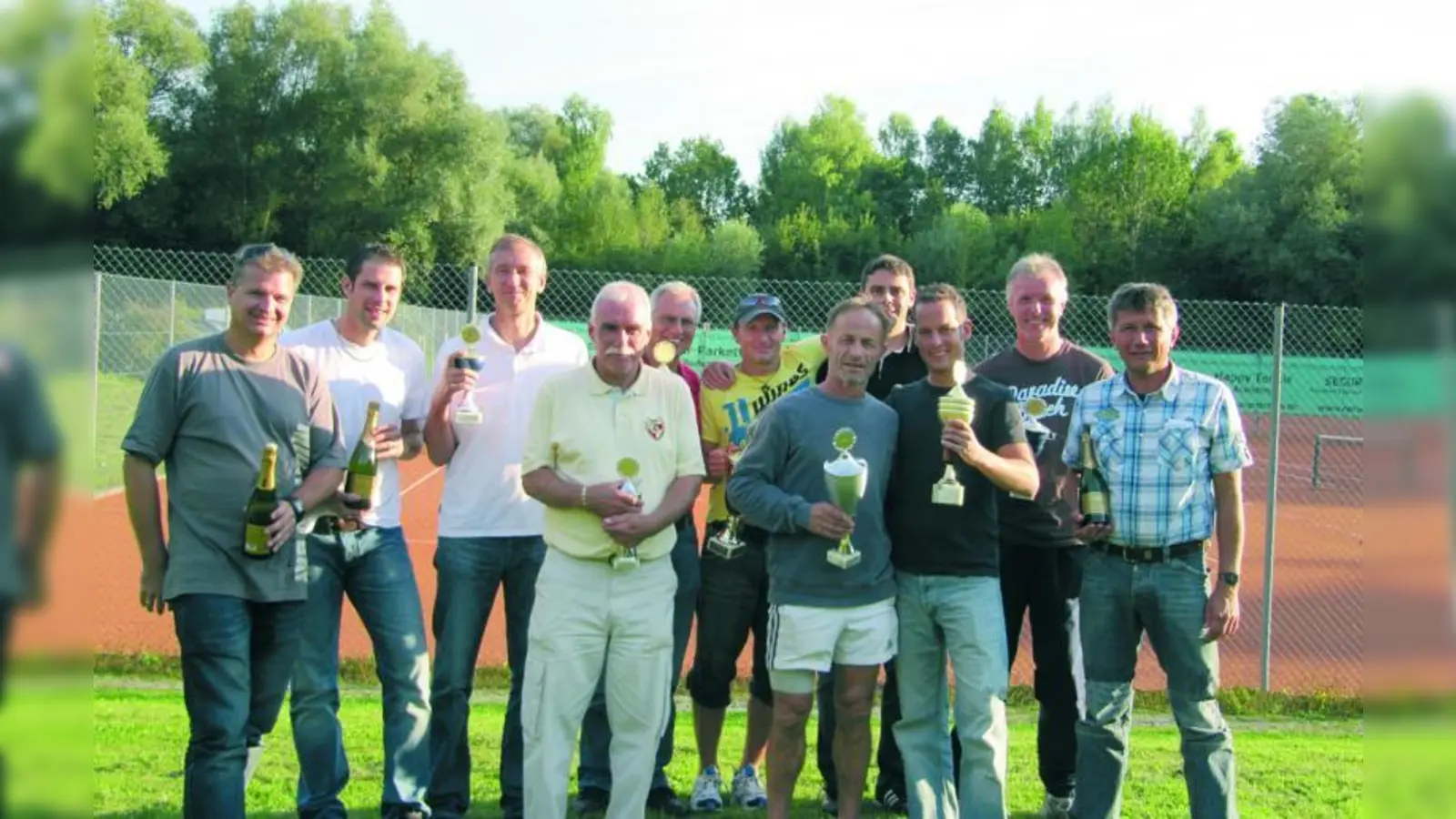 Die stolzen Clubmeister des SV Lochhausen: (von li.n.re.) Frank Seidl, Wolfgang Müller, Ernst Öttle, Michael Schneider sen., Gerhard Michl, Michael Schneider jun., Ernst Podesser, Florian Müller, Christian Putz, Stefan Frank und Dieter Grill. (Foto: pi)
