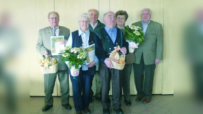 Freuten sich über ihre Urkunden: (von li.n.re.) Ignaz Schöttl (50 Jahre Vereinsmitgliedschaft), Eleonore Sedlmeier (30 J.), Josef König (55 J.), Josef Wagner (50 J.) und Anna Seitz (45 J.). Der Vereinsvorstand Albert Metz (ganz re.) freut sich mit. (Foto: pi)