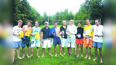 JU-Chef Oliver Sopart mit den drei Siegerteams. (Foto: pi)