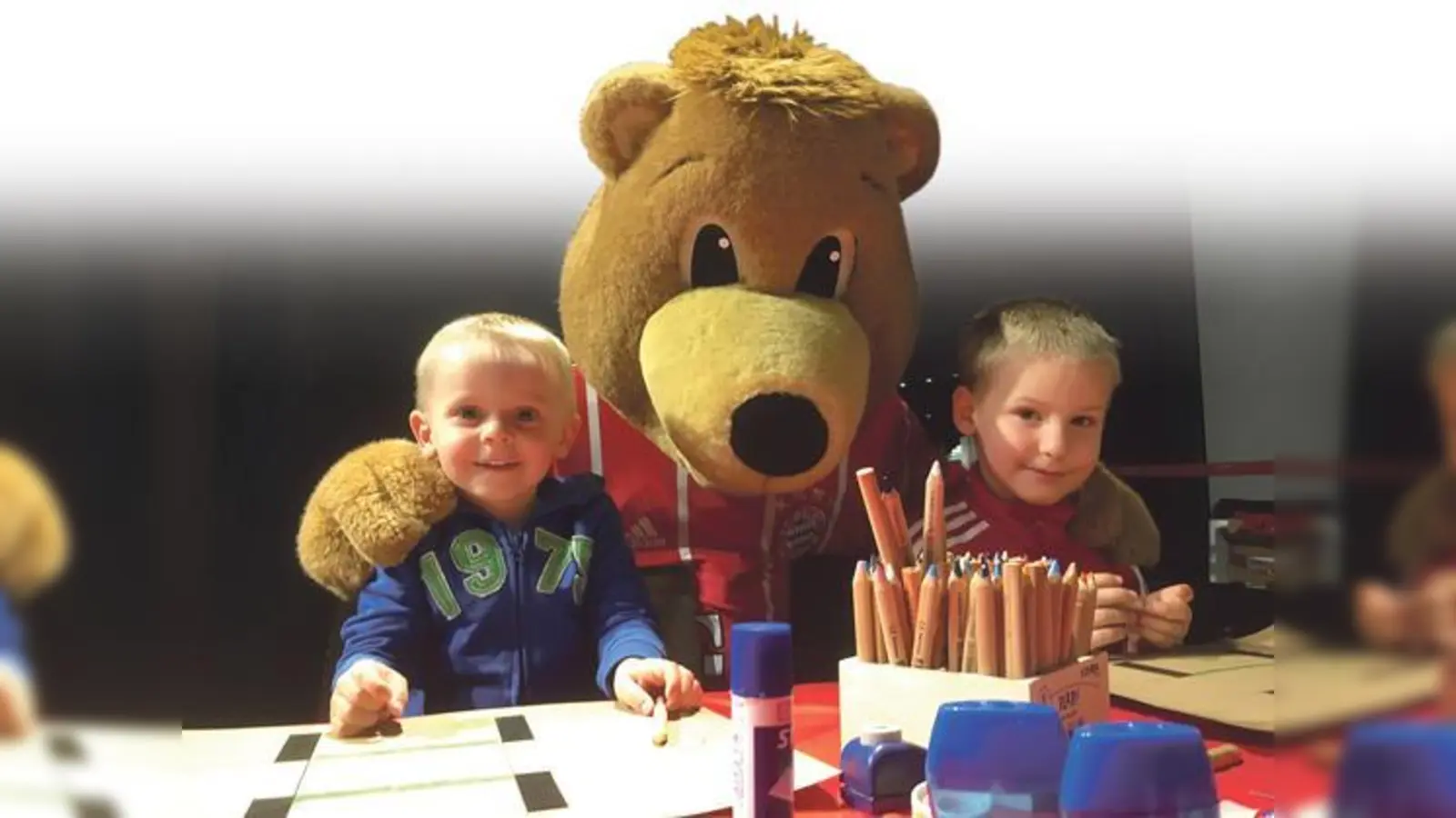 FC Bayern-Maskottchen Berni ist bei den Kleinsten ganz besonders beliebt. Beim Familientag können sie gemeinsam basteln.	 (Foto: FC Bayern Erlebniswelt)