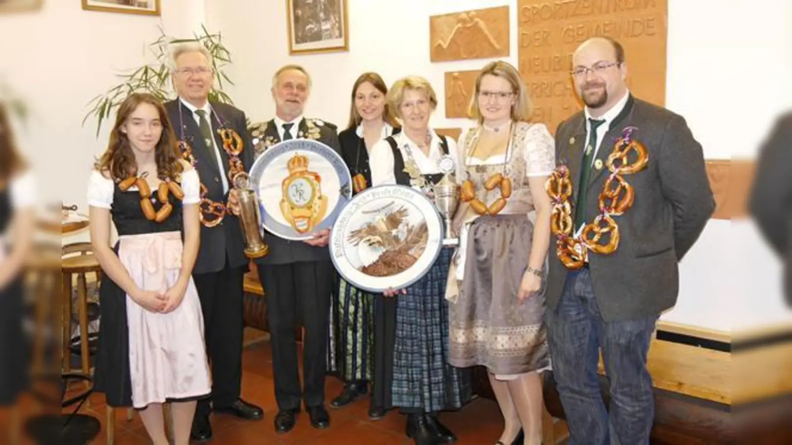 Alexandra Weidenthaler, Franz Zannoth, Herbert Roth, Sandra Weber, Heidi Möckl, Daniela Weintritt und Tobias Scherer (v.l.) sind die neuen Schützenkönige.	 (Foto: Waldschützen)