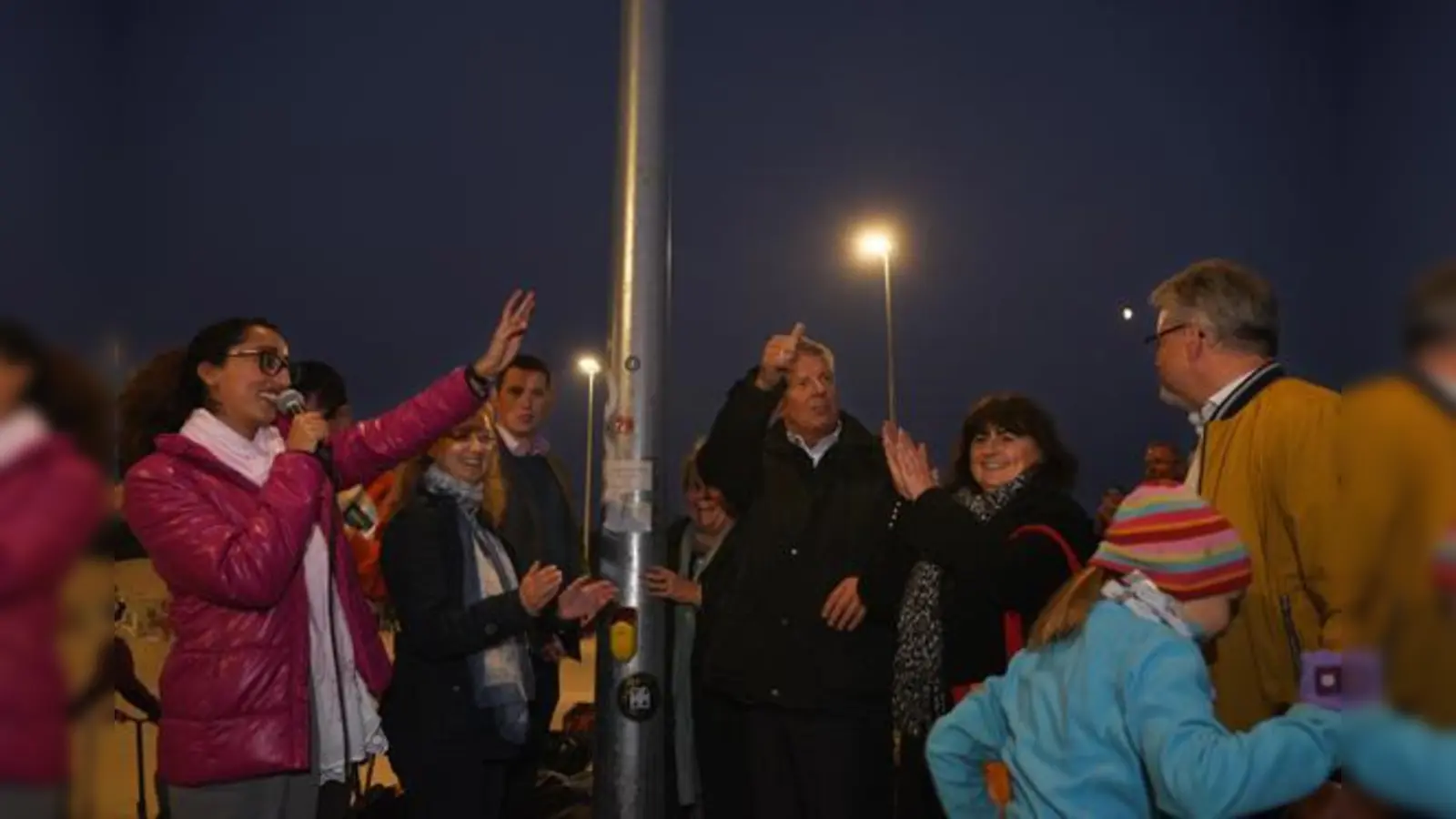 Signal kommt steht auf dem Einschaltknopf, den man von der Fußgängerampel kennt. Mona Madfai und Minh Tran, Bettina Messinger, Thomas Kauer, Beatrix Burkhardt und OB Dieter Reiter nahmen die Anlage gemeinsam in Betrieb.  (Foto: Samir Sakkal)