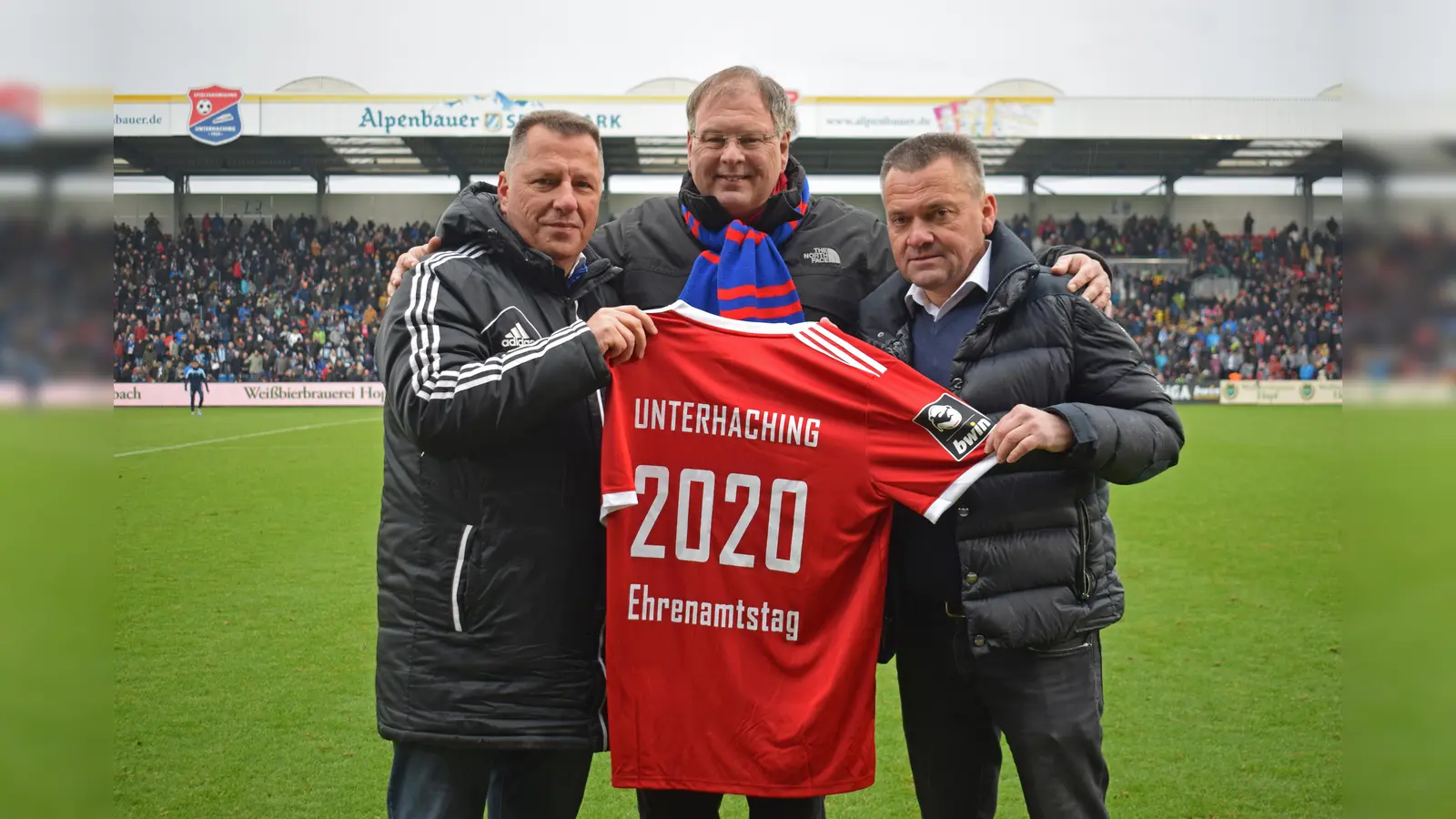 Vize-Präsident Peter Wagstyl, Bürgermeister Wolfgang Panzer und Präsident Manfred Schwabl (v. l.) danken den Ehrenamtlichen.  (Foto:  SpVgg)