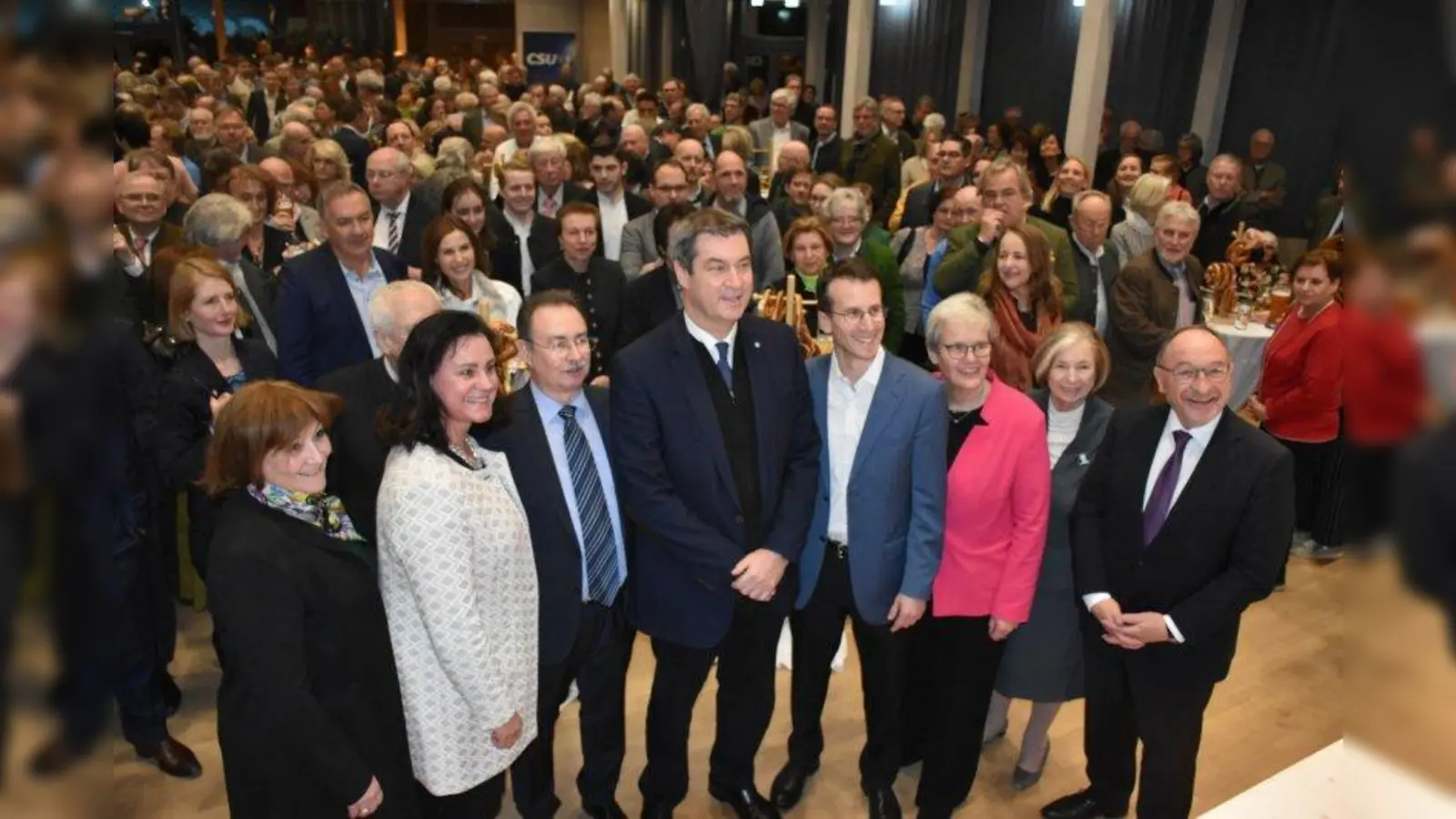 Ein Foto fürs Parteialbum: Ministerpräsident Söder mit lokaler CSU-Prominenz, darunter v.l. Ute Nicolaisen-März, Ute Eiling-Hütig, Harald Schwab, Stefan Frey, Stefanie von Winning und Karl Roth. (Foto: Hauck)