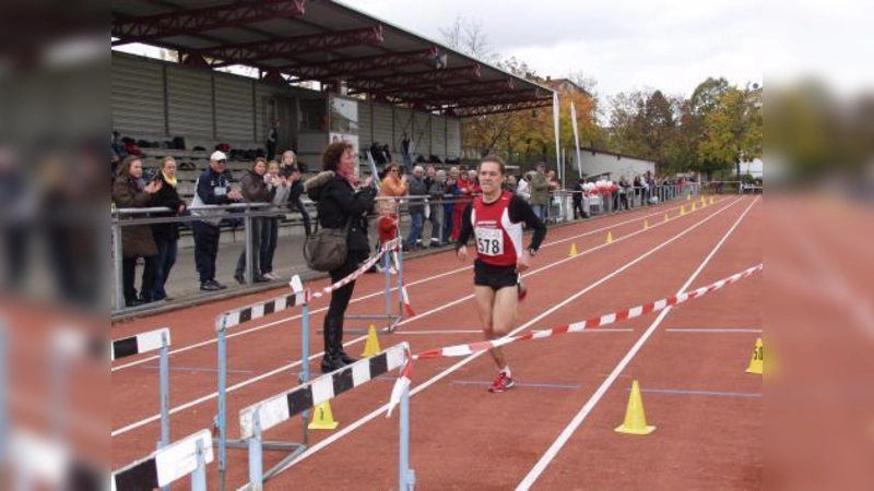 Schnellster war Wolfgang Bunz mit 33:29 Min. – er ist damit nicht nur Erster in der Altersklasse Senioren M30, sondern auch Gesamtsieger beim diesjährigen Stadtlauf Germering. (Foto: Eva Schraft)