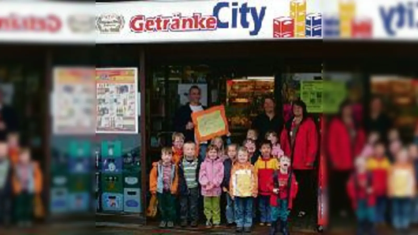 Nur zufriedene Gesichter  Die Spendenübergabe vor der Getränke City in der  (Fasanerie.Foto: Privat)