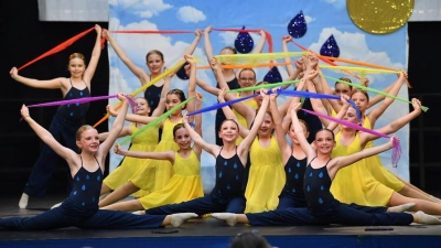 Schülerklasse Charakter „Dancing Minis“ „Das Farbenspiel des Himmels“ auf der Bayrischen Meisterschaft. (Foto: ASV)