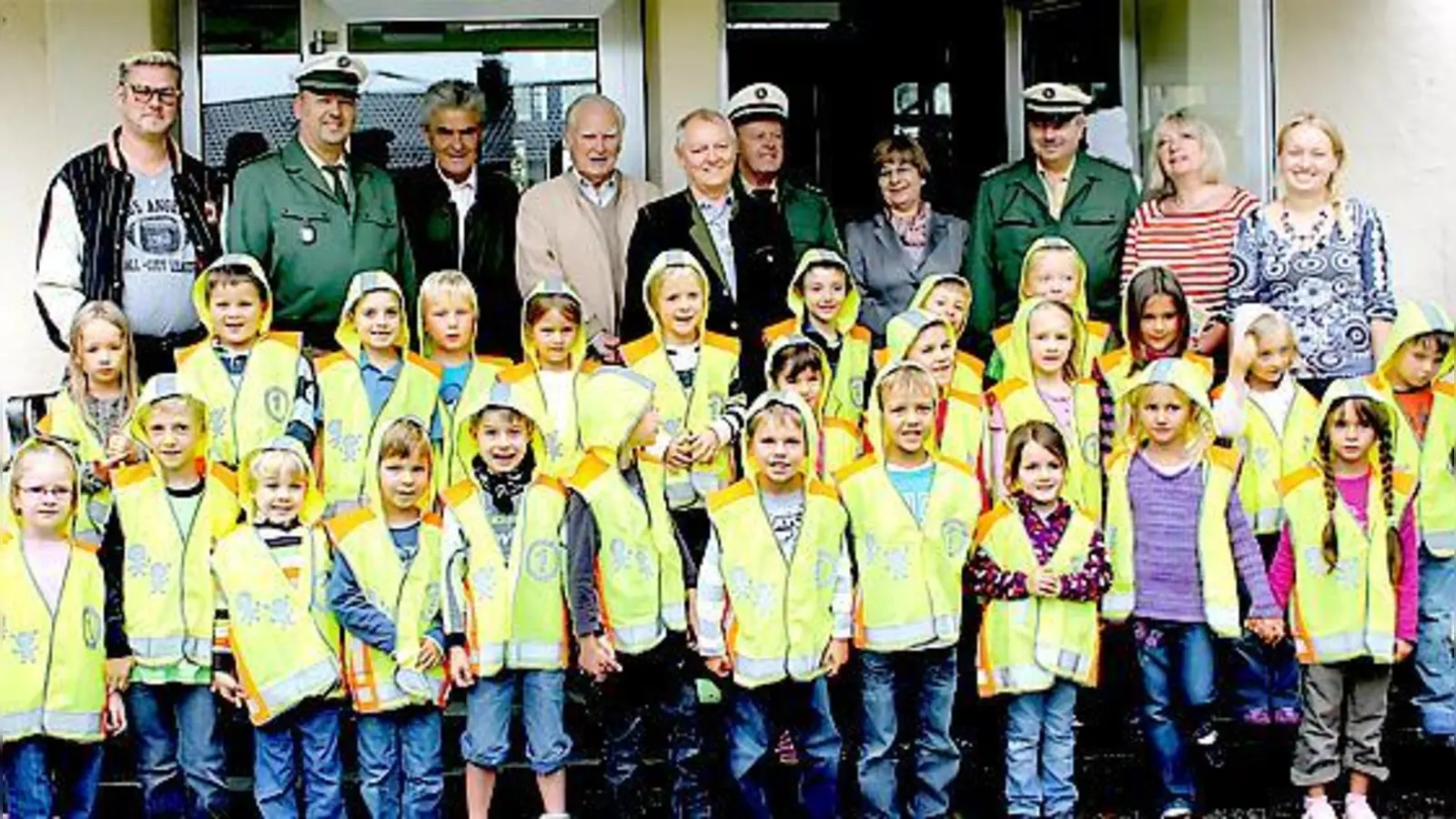 Die Ebersberger Kreisverkehrswacht hat ABC-Schützen im Landkreis mit Schutzwesten ausgestattet.	 (Foto: KVW)