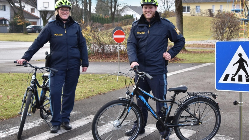 Verkehrserzieher Ramona Leder und Lukas Hollwede freuen sich auf künftige Schüler. (Foto: PI Poing)