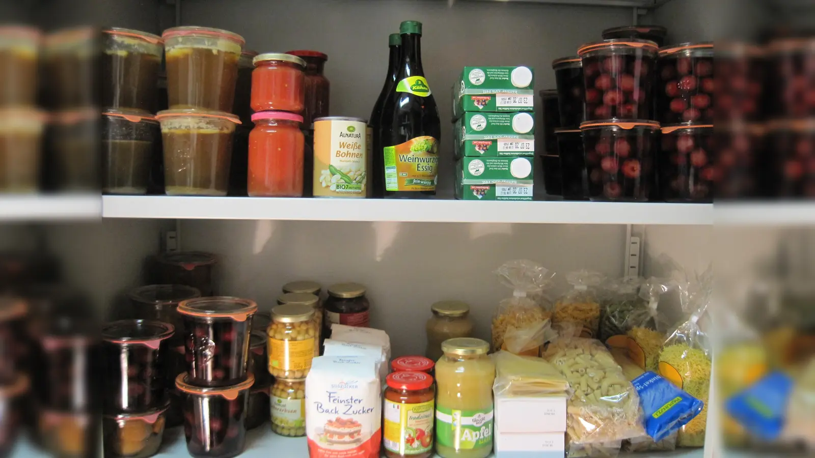 Um Lebensmittelverderb zu vermeiden muss man seine Vorräte richtig lagern.  (Foto: AELF)