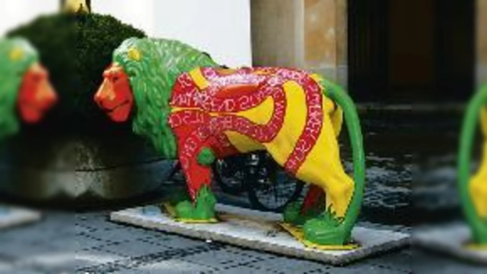 Für manche Stadtviertelpolitiker sind sie »schwer entsorgbarer Plastikkitsch«, für manche Münchner eine wahre Freude  die Kunstlöwen.  (Foto: Elena Schott)