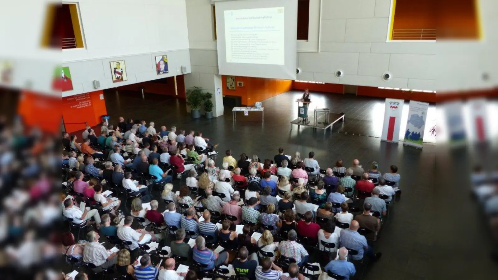 Über 320 Interessierte kamen zum Vortrag von Thomas Kranig in die Realschule Dachau. (Foto: LRA Dachau)