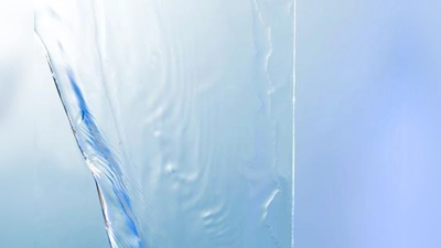 Der Selbstreinigungseffekt von Bioclean basiert auf einer Beschichtung aus Titandioxid, die fest mit dem Glas verbunden ist (Foto: djd/SAINT-GOBAIN)