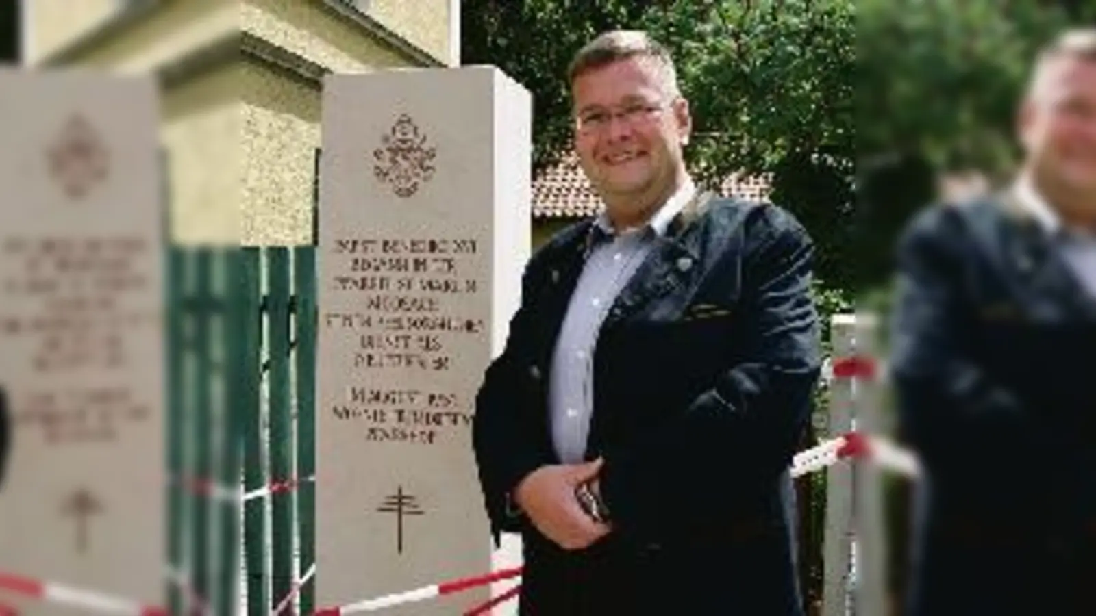 Pfarrer Martin Cambensy vor der neuen Papst-Stele, die er als eine Art Himmelsleiter  (empfindet.Foto: cr)