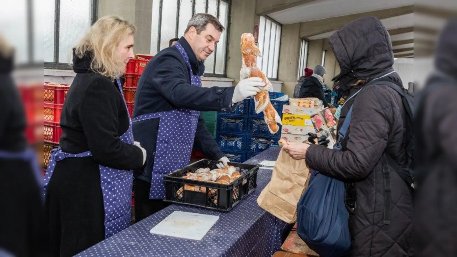 Sozialministerin Kerstin Schreyer (links) und Ministerpräsident Dr. Markus Söder (Mitte) bei der Lebensmittelausgabe der Münchner Tafel an der Großmarkthalle. (Foto: StMAS / Alexander Göttert)