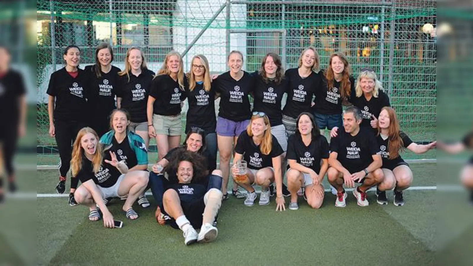 Großer Jubel herrscht bei den Fußballerinnen des TSV Turnerbund über den geglückten Aufstieg. (Foto: Privat)